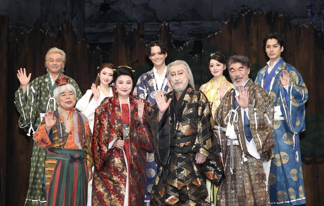 写真に納まる「リア王」の演者陣。前列左から小倉久寛、松下由樹、中村芝翫、村田雄浩、後列左から二反田雅澄、井上小百合、三浦涼介、朝月希和、大野拓朗（撮影・河田真司）