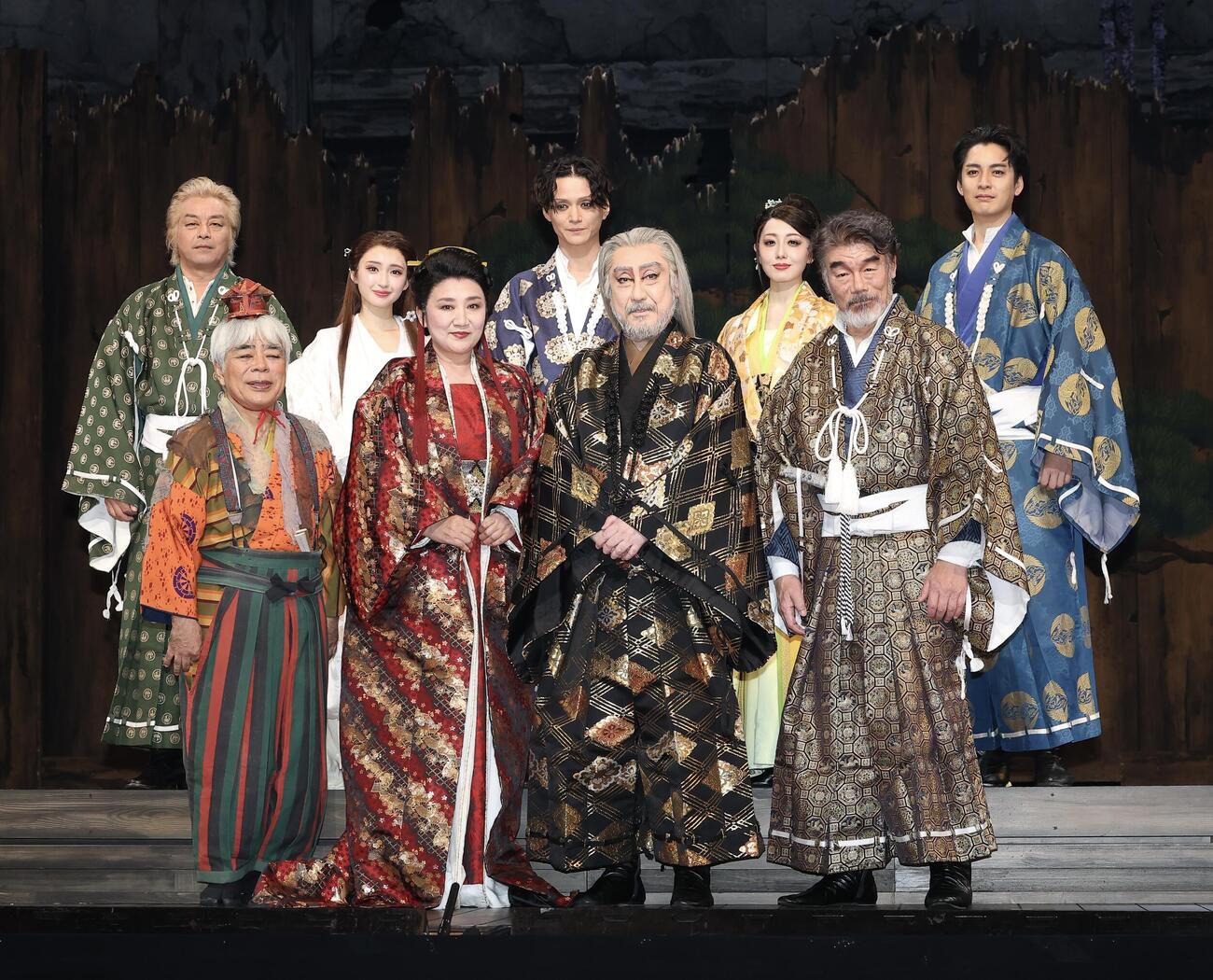 写真に納まる「リア王」の演者陣。前列左から小倉久寛、松下由樹、中村芝翫、村田雄浩、後列左から二反田雅澄、井上小百合、三浦涼介、朝月希和、大野拓朗（撮影・河田真司）