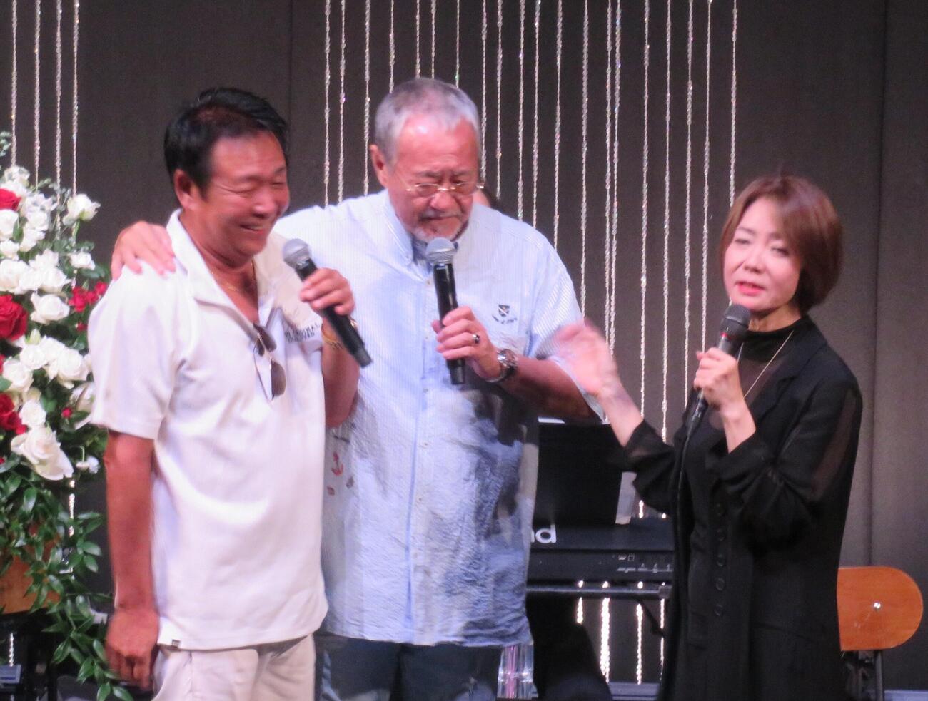香西かおりのライブに乱入した山本譲二（左）と吉幾三（撮影・松本久）