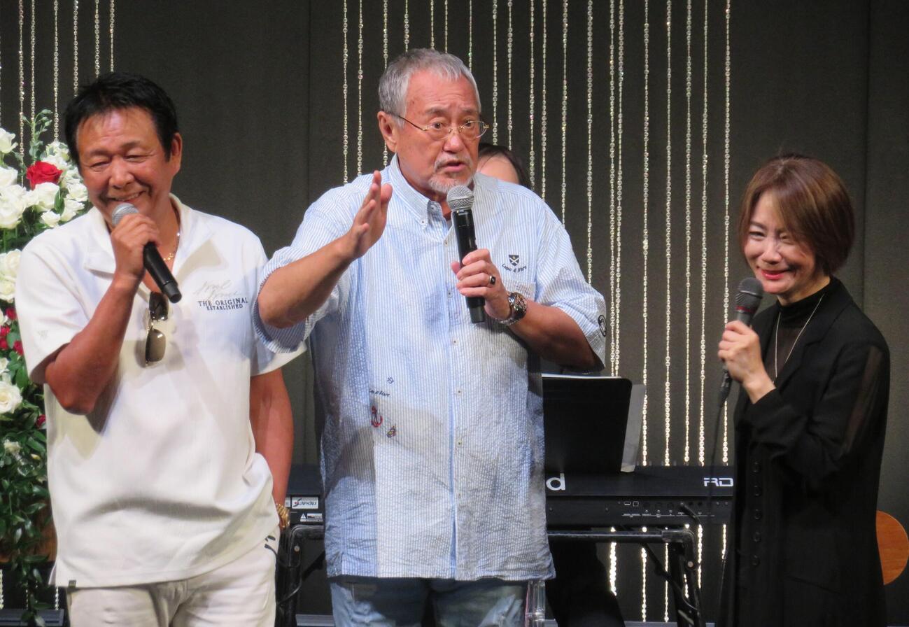 香西かおりのライブに乱入した山本譲二（左）と吉幾三（撮影・松本久）
