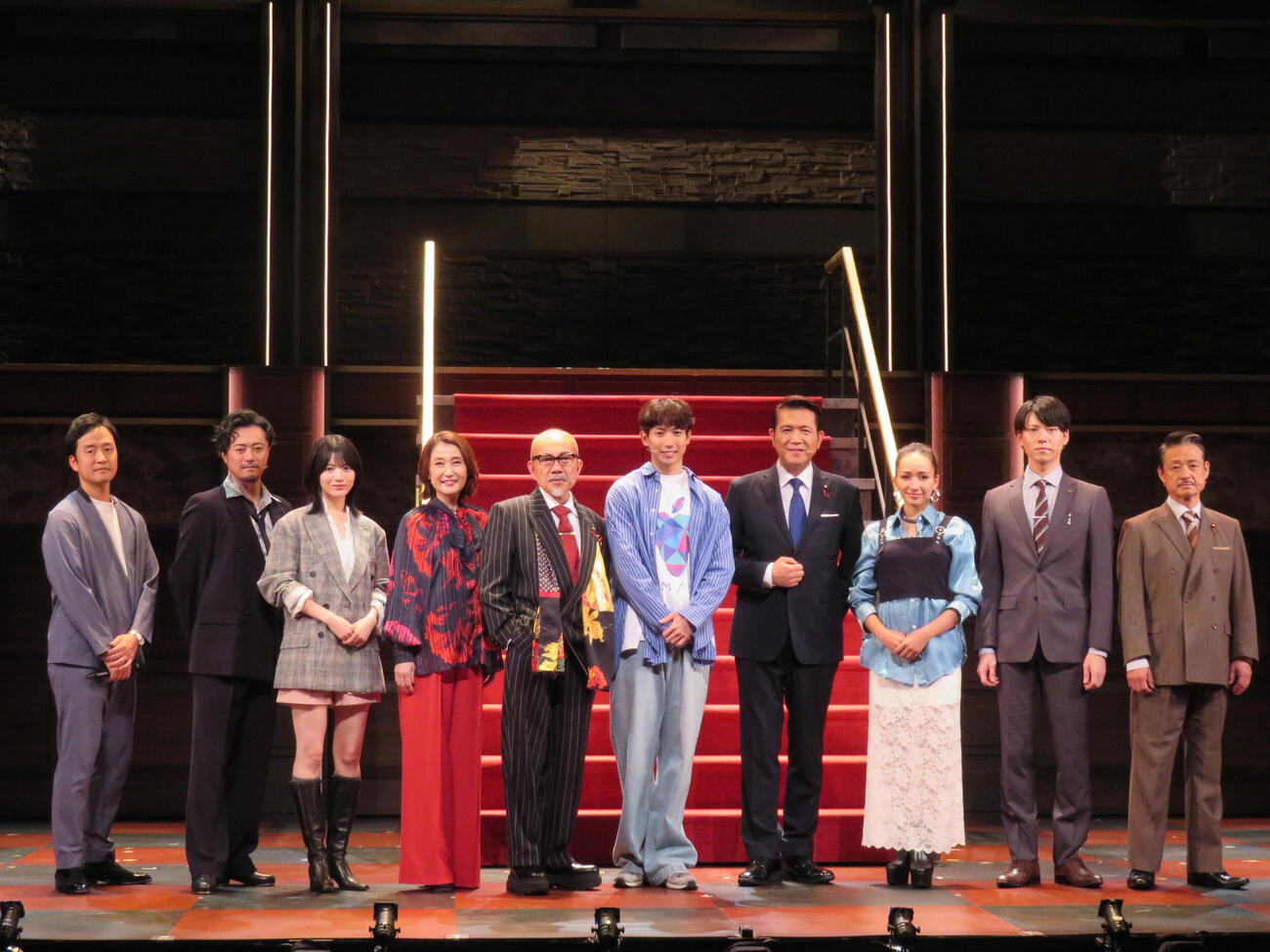ミュージカル「民王」囲み取材に出席した、左から演出の永井誠氏、上川一哉、乃木坂46林瑠奈、一路真輝、竹中直人、有澤樟太郎、別所哲也、豊原江理佳、山崎大輝、福田転球（撮影・村上幸将)