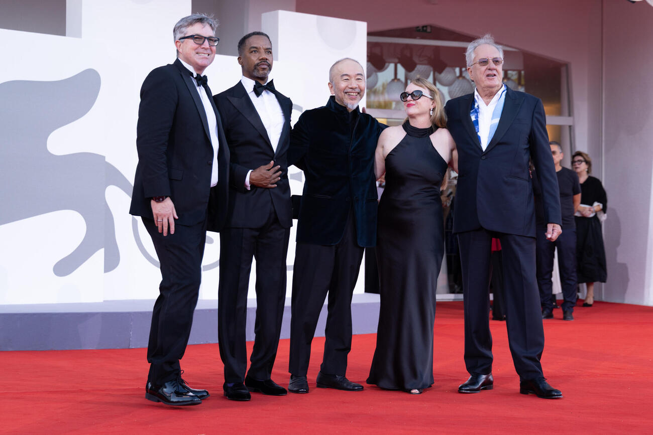 ベネチア映画祭のレッドカーペットに立つ「ネルソンさん、あなたは人を殺しましたか？」の、左からプロデューサーのクリストファー・フレイ氏、ロドニー・ヒックス、塚本晋也監督、プロデューサーのフィリッパ・フレイ氏、ジェフリー・ラッシュ（C）Kazuko Wakayama