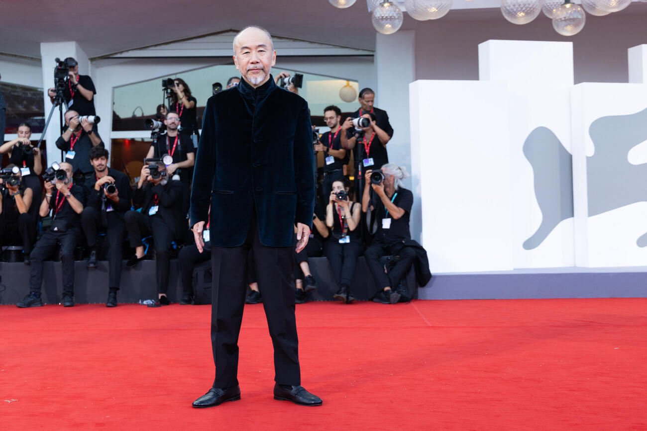 ベネチア映画祭のレッドカーペットに立つ「ネルソンさん、あなたは人を殺しましたか？」の塚本晋也監督（C）Kazuko Wakayama