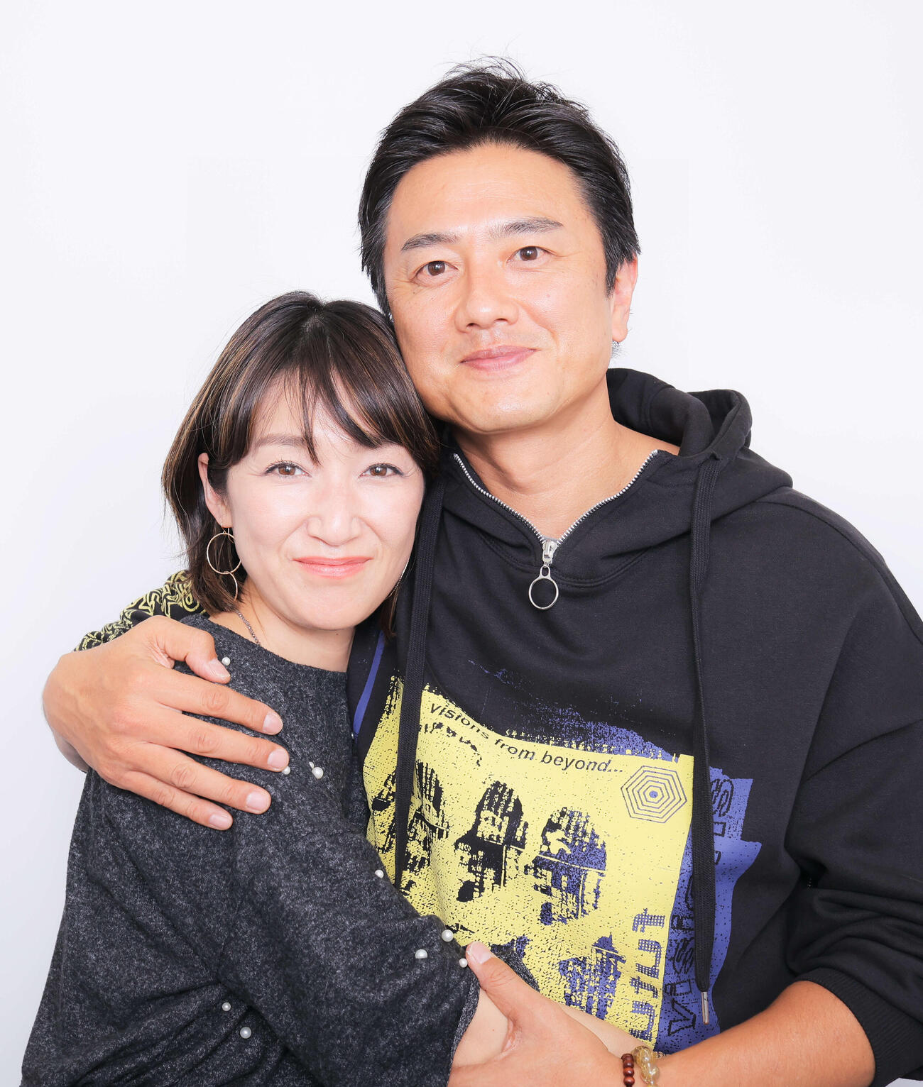 仲良く写真に納まる愛夫人（左）と原田龍二（2021年撮影）