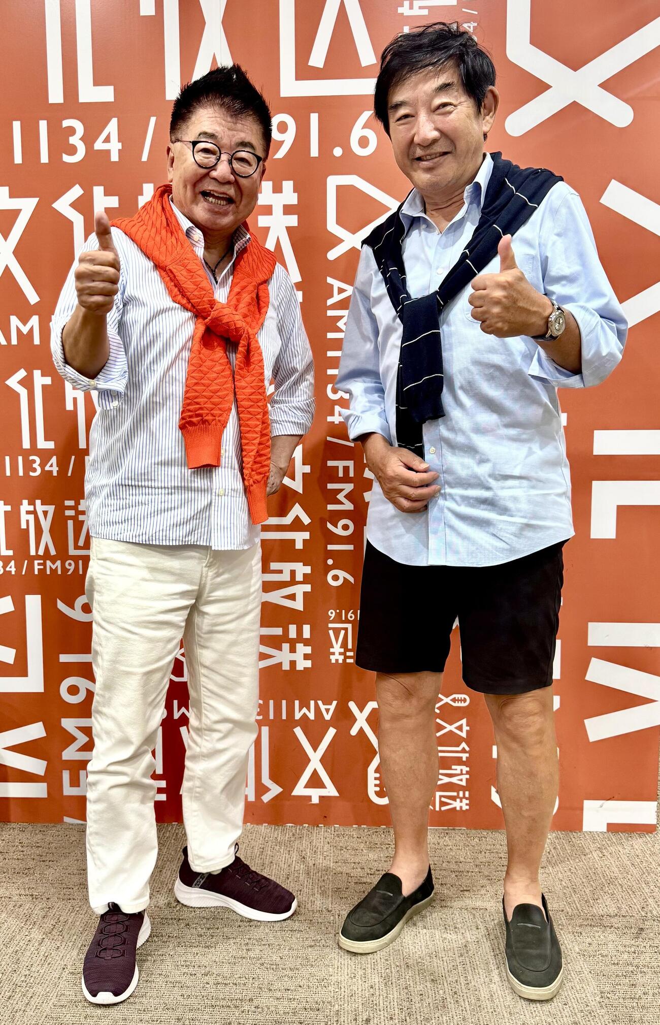 セーターの形がけスタイルで2ショットの生島ヒロシ（左）と石田純一