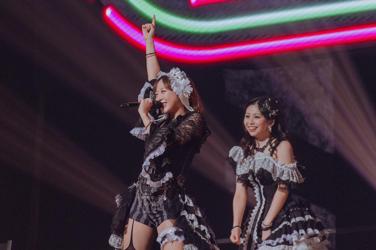 モーニング娘。'26コンサートツアー秋「超Heartful 11」でパフォーマンスする小田さくら（手前）。奥は櫻井梨央