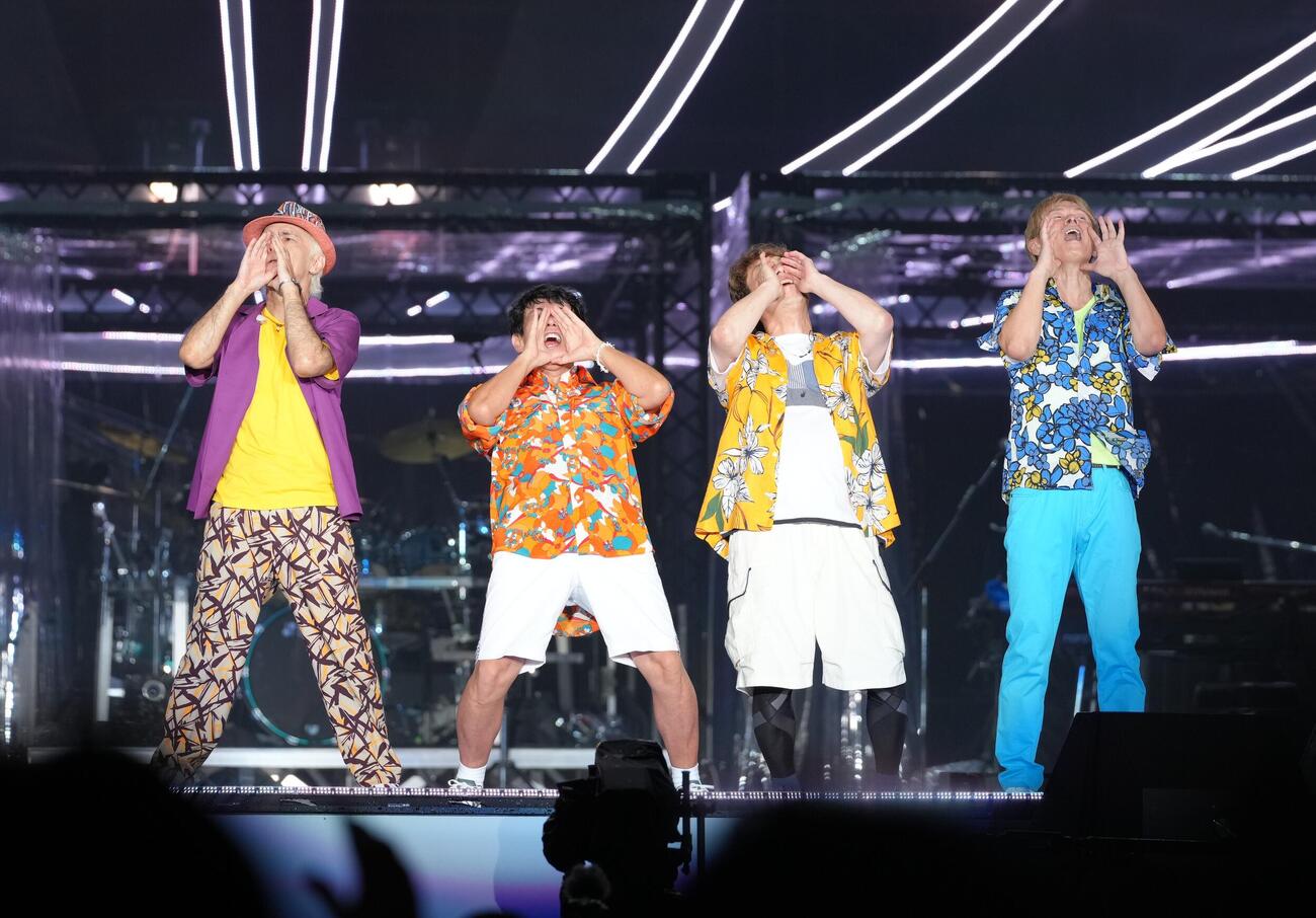 ライブを終え、ファンに地声で感謝を伝えるTUBE（撮影・足立雅史）