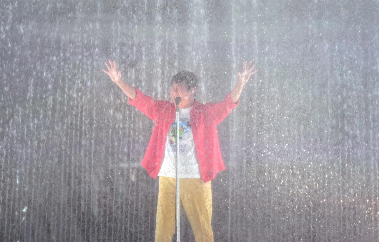 大噴水を浴びながら熱唱するTUBE前田亘輝（撮影・足立雅史）