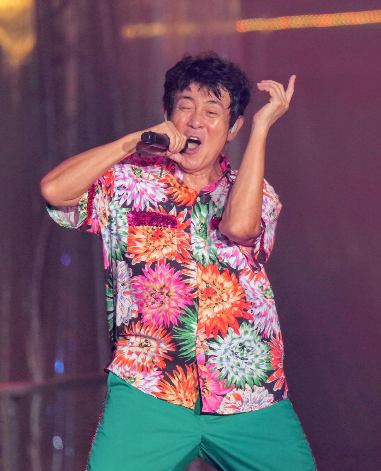 会場を盛り上げるTUBE前田亘輝（撮影・足立雅史）