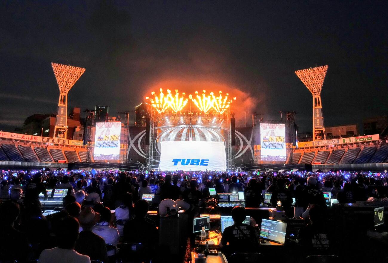 横浜スタジアムのライブに登場したTUBE（撮影・足立雅史）
