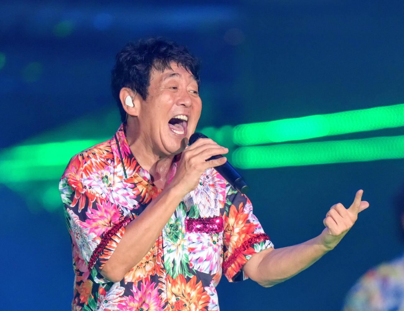 会場を盛り上げるTUBE前田亘輝（撮影・足立雅史）