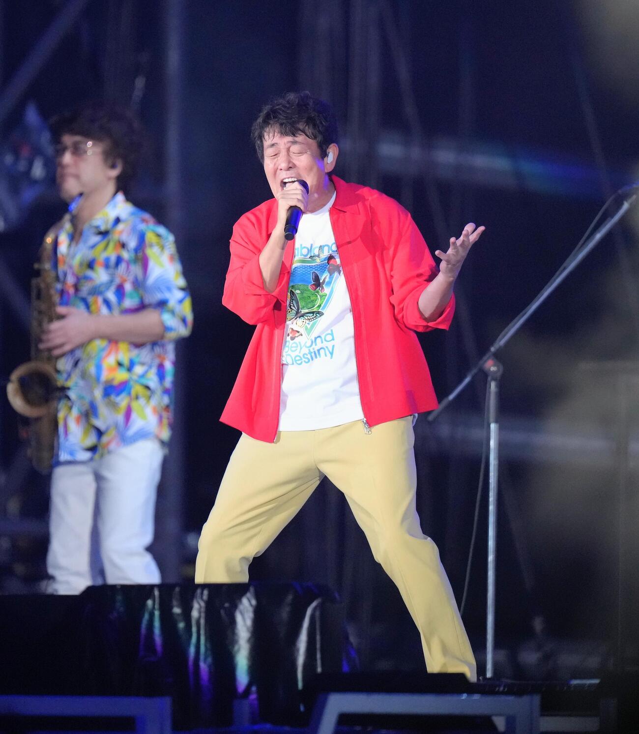 会場を盛り上げるTUBE前田亘輝（撮影・足立雅史）