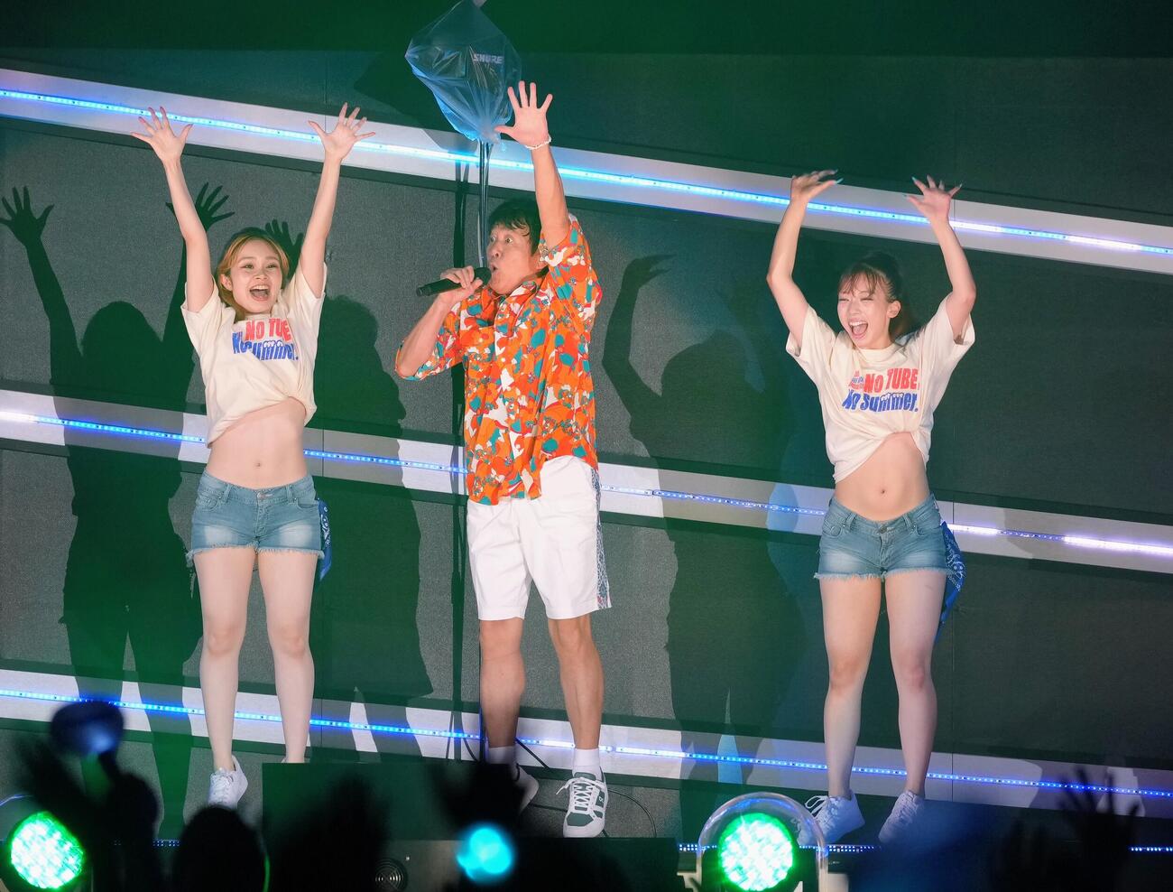 会場を盛り上げるTUBE前田亘輝（中央）（撮影・足立雅史）