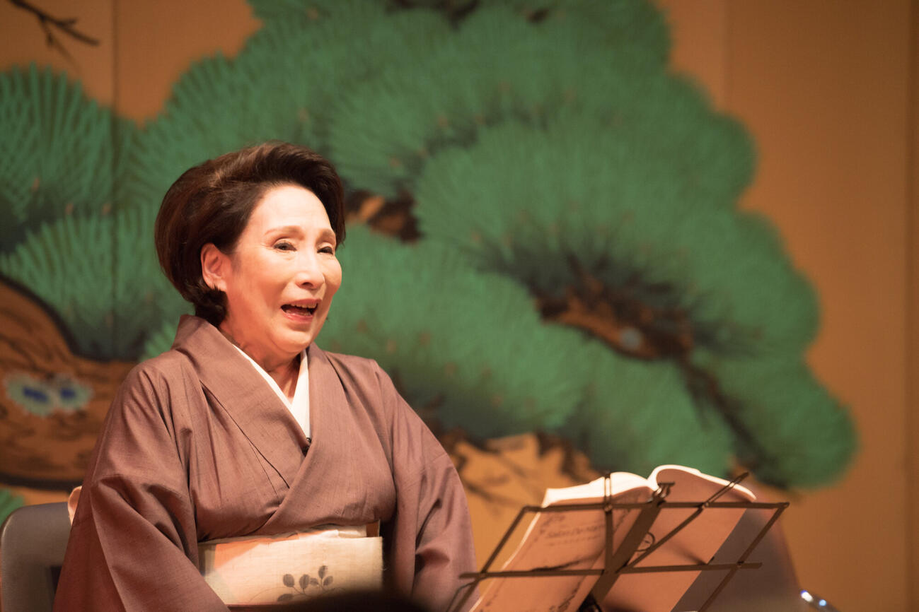演劇ユニット「新派の子」の特別企画「Salon De Marron　～木挽町番外編～」で上演された朗読劇「風流深川唄」に出演する波乃久里子（塚田史香氏撮影）