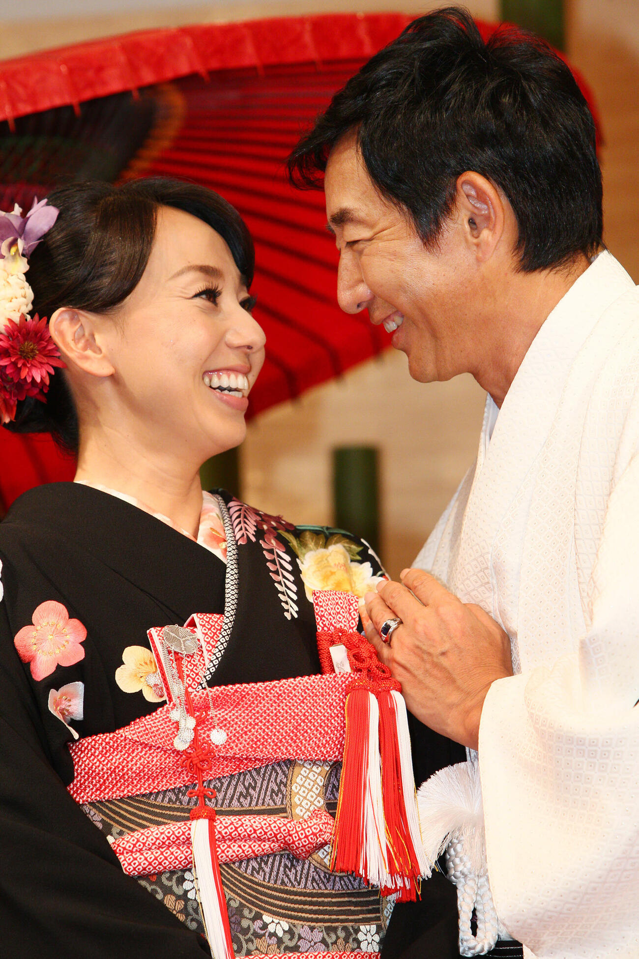 結婚披露宴で石田純一と見つめ合う東尾理子（2010年8月撮影）