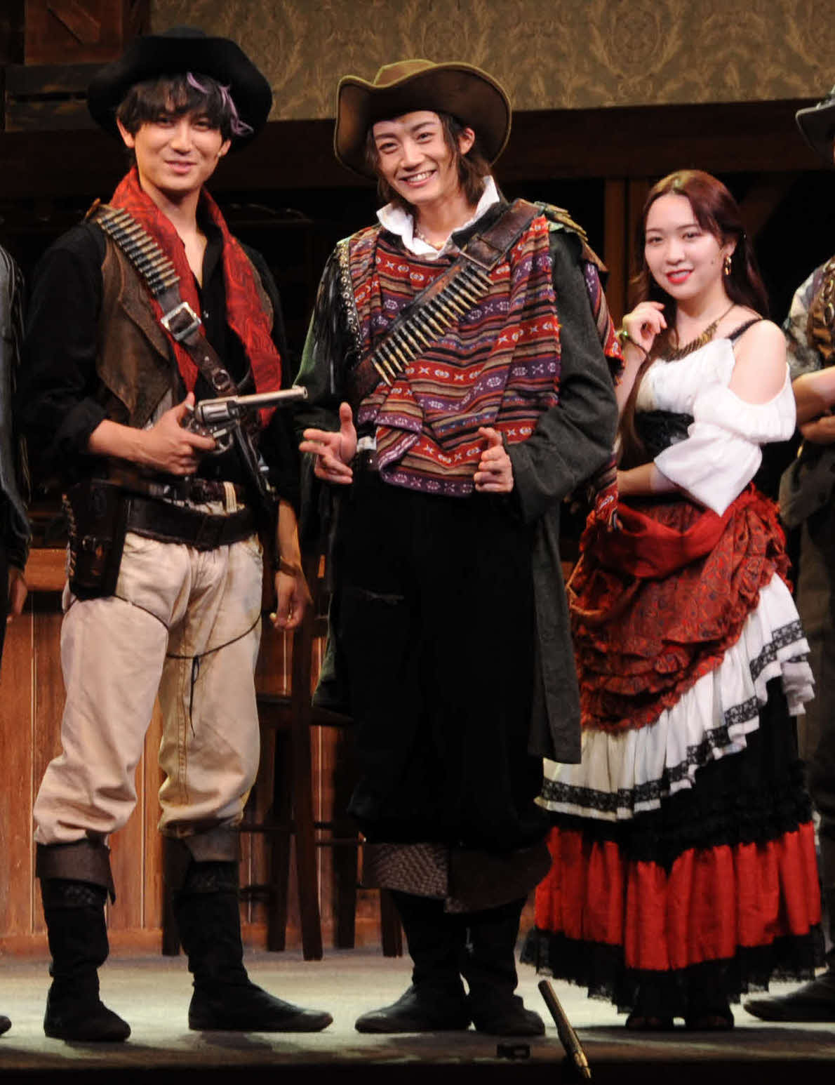 舞台「Little Fandango」の初日公演前に取材に応じた、左から7ORDERの萩谷慧悟、長妻怜央、ヒロインを務める渡辺みり愛（22年6月11日撮影）　