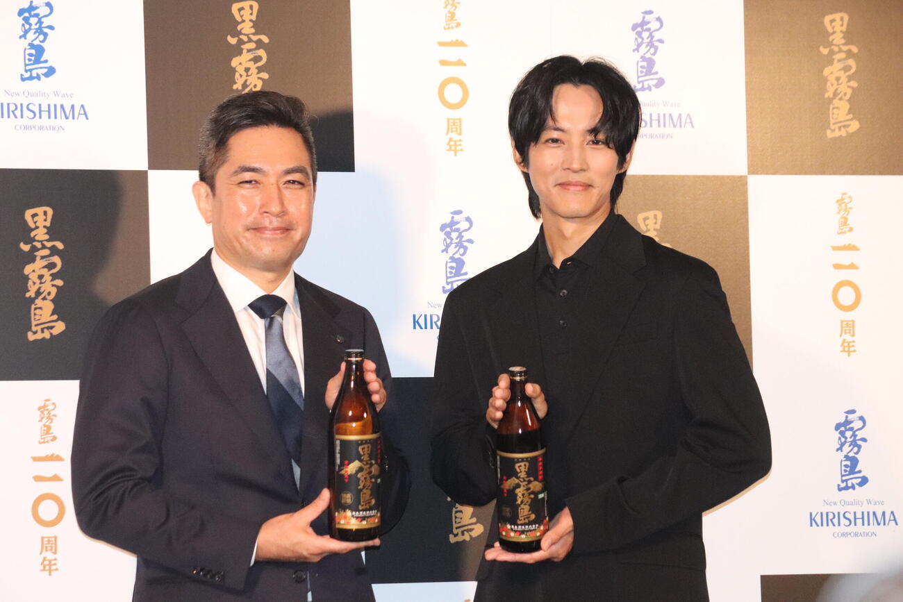 霧島酒造「黒霧島」新TVCM・期間限定体験イベント発表会に出席した松坂桃李（右）