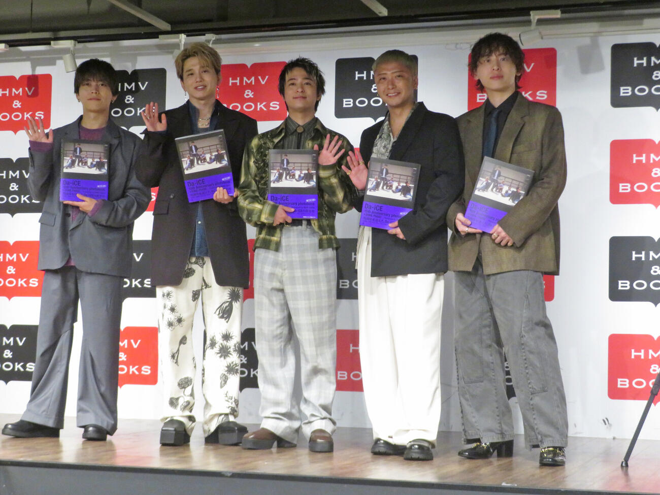 15周年記念フォトブック「+DOME PHASE」発売記念イベントに出席したDa－iCE。左から岩岡徹、花村想太、和田颯、大野雄大、工藤大輝（撮影・川田和博）