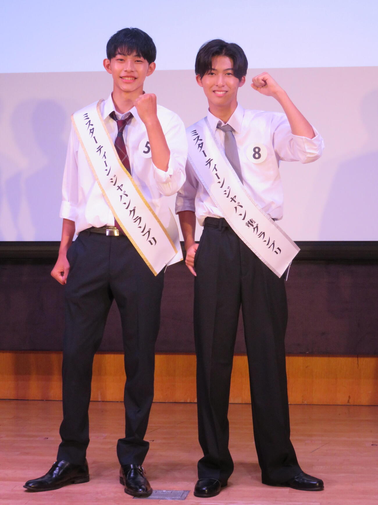 2027 Mr，TEEN JAPAN決定戦でグランプリとTikTok賞の2冠に輝いた鈴木康聖さん（左）と準グランプリの橋本偉史さん（撮影・村上幸将）