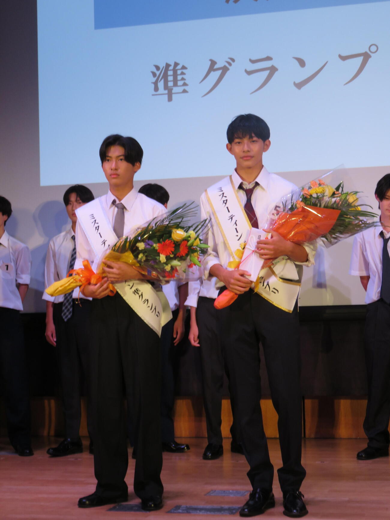 2027 Mr，TEEN JAPAN決定戦でグランプリとTikTok賞の2冠に輝いた鈴木康聖さん（右）と準グランプリの橋本偉史さん（撮影・村上幸将）