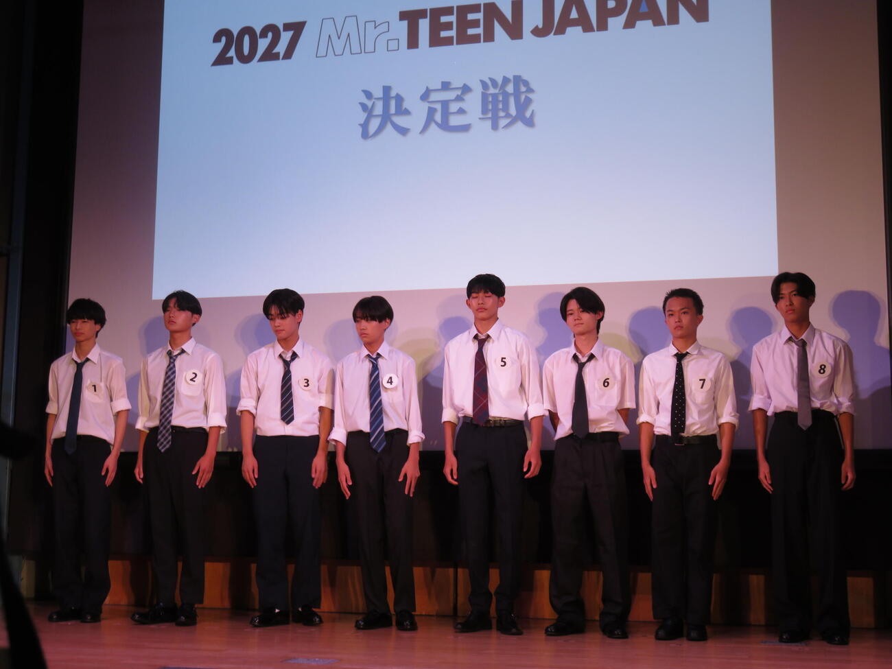 2027 Mr，TEEN JAPAN決定戦ファイナリストの、左から高橋来夢さん、中田鳳太さん、佐藤悠さん、井上遼さん、鈴木康聖さん、松尾楓さん、大熊士温さん、橋本偉史さん（撮影・村上幸将）