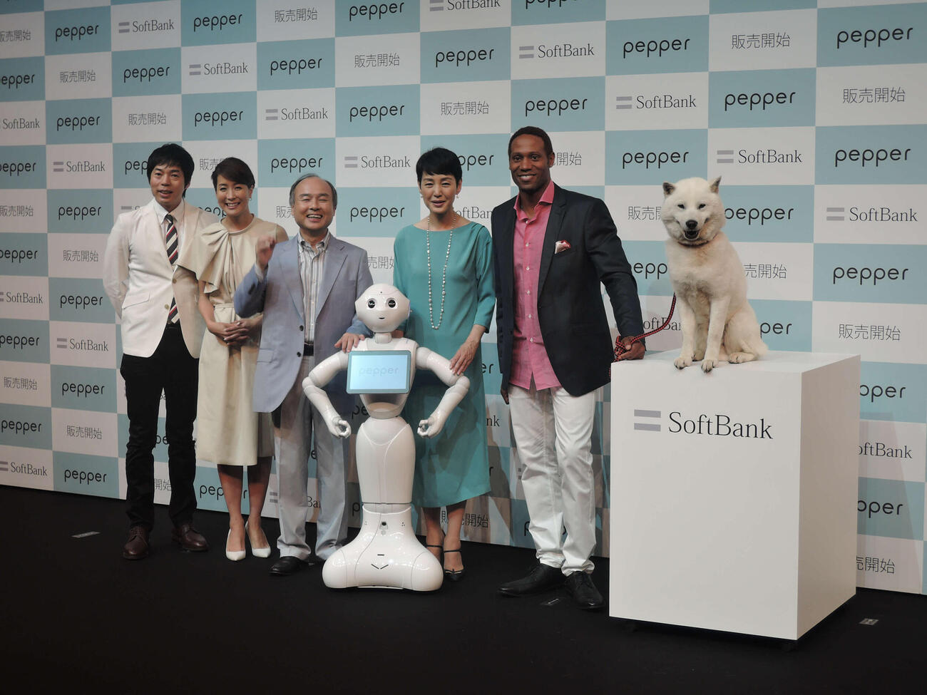 パーソナルロボット「Pepper（ペッパー）」記者発表会　笑顔を見せる、左から今田耕司、内田恭子、孫正義代表、pepper、樋口可南子、ダンテ・カーヴァー（2015年6月撮影）