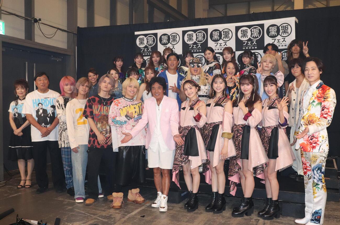 「黒フェス」出演者。前列左から夢グループ、T．N．T、松崎しげる、ももいろクローバーZ、山内。中列左からsis、パンサー尾形、DJ KOO、歌心りえ、宮川大聖、後列は私立恵比寿中学、クレイジーウォウウォ!!