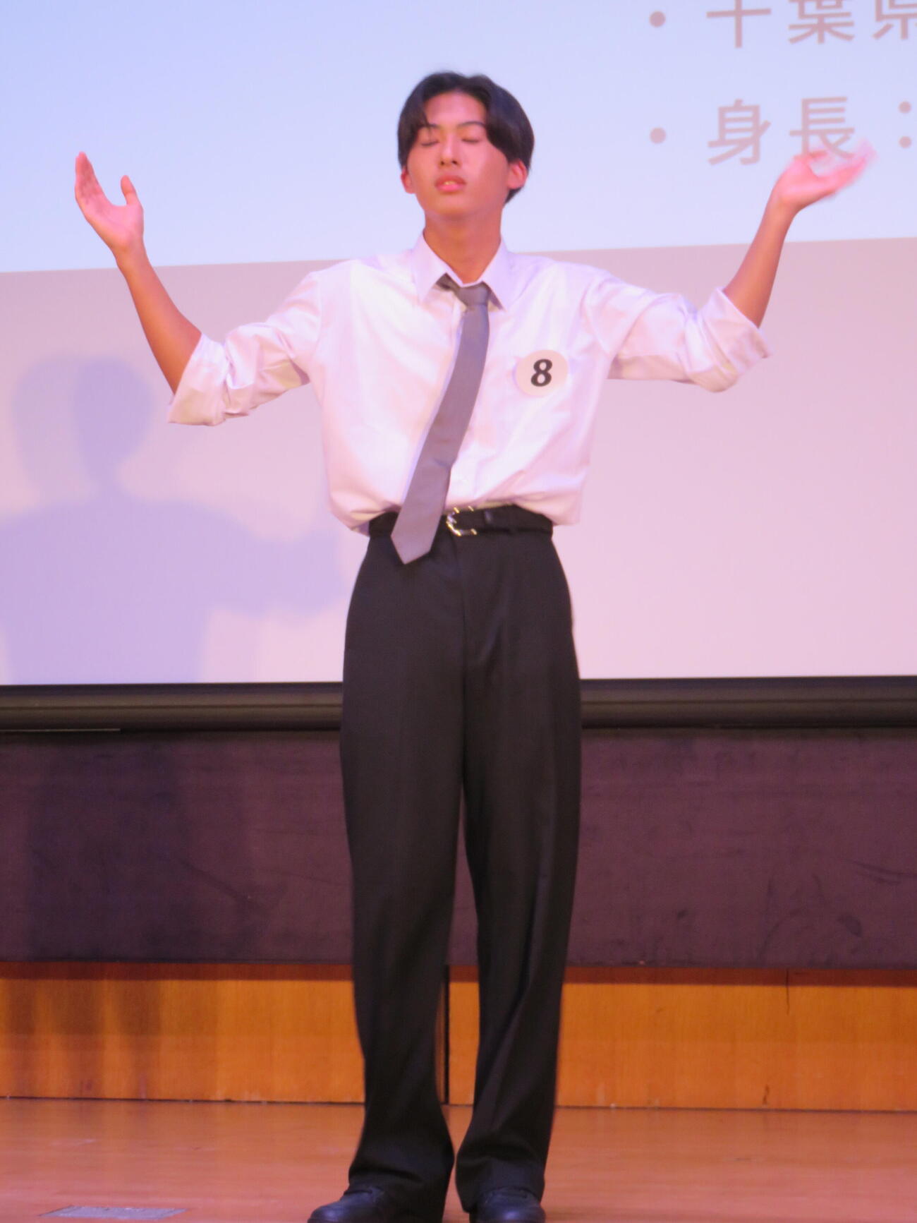 2027 Mr.TEEN JAPAN決定戦でダンスを披露する、ファイナリストの橋本偉史さん（撮影・村上幸将）