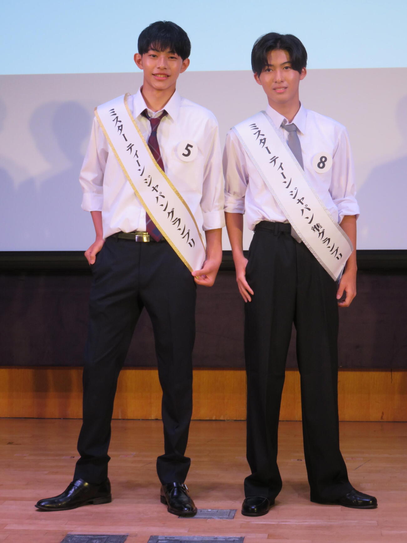 2027 Mr.TEEN JAPANに輝いた鈴木康聖さん（左）と準グランプリの橋本偉史さん（撮影・村上幸将）