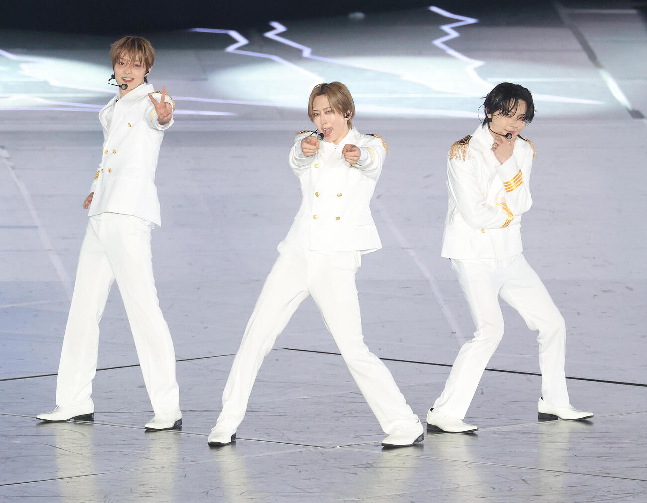 熱いパフォーマンスでドームを盛り上げる＆TEAMの左からEJ、FUMA、NICHOLAS（撮影・河田真司）