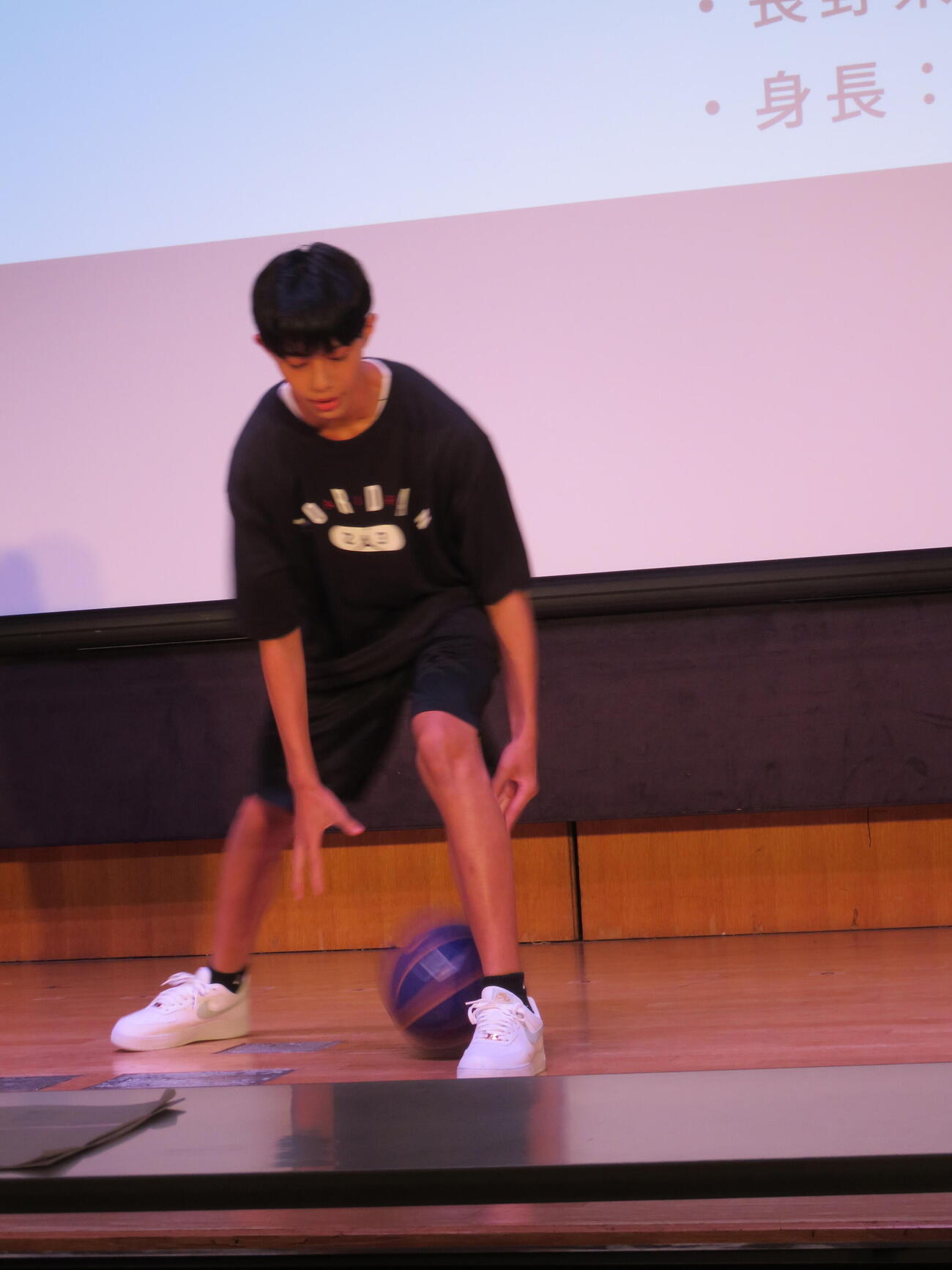 2027 Mr.TEEN JAPAN決定戦でバスケのドリブルを披露する、ファイナリストの鈴木康聖さん（撮影・村上幸将）