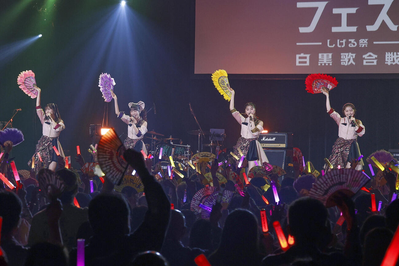 「黒フェス」に出演したももいろクローバーZ