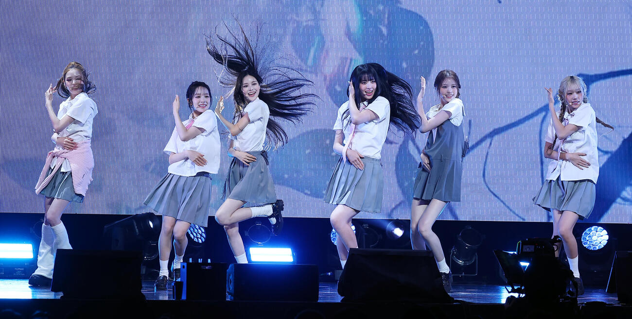 JAPAN 1st MINI ALBUM　「HANDLE WITH CARE」発売記念　JAPAN DEBUIT SHOWCASEを行ったizna（撮影・野上伸悟）