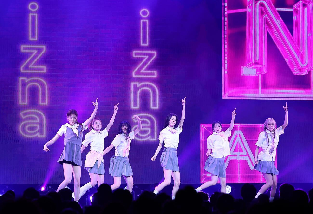 JAPAN 1st MINI ALBUM　「HANDLE WITH CARE」発売記念　JAPAN DEBUIT SHOWCASEを行ったizna（撮影・野上伸悟）