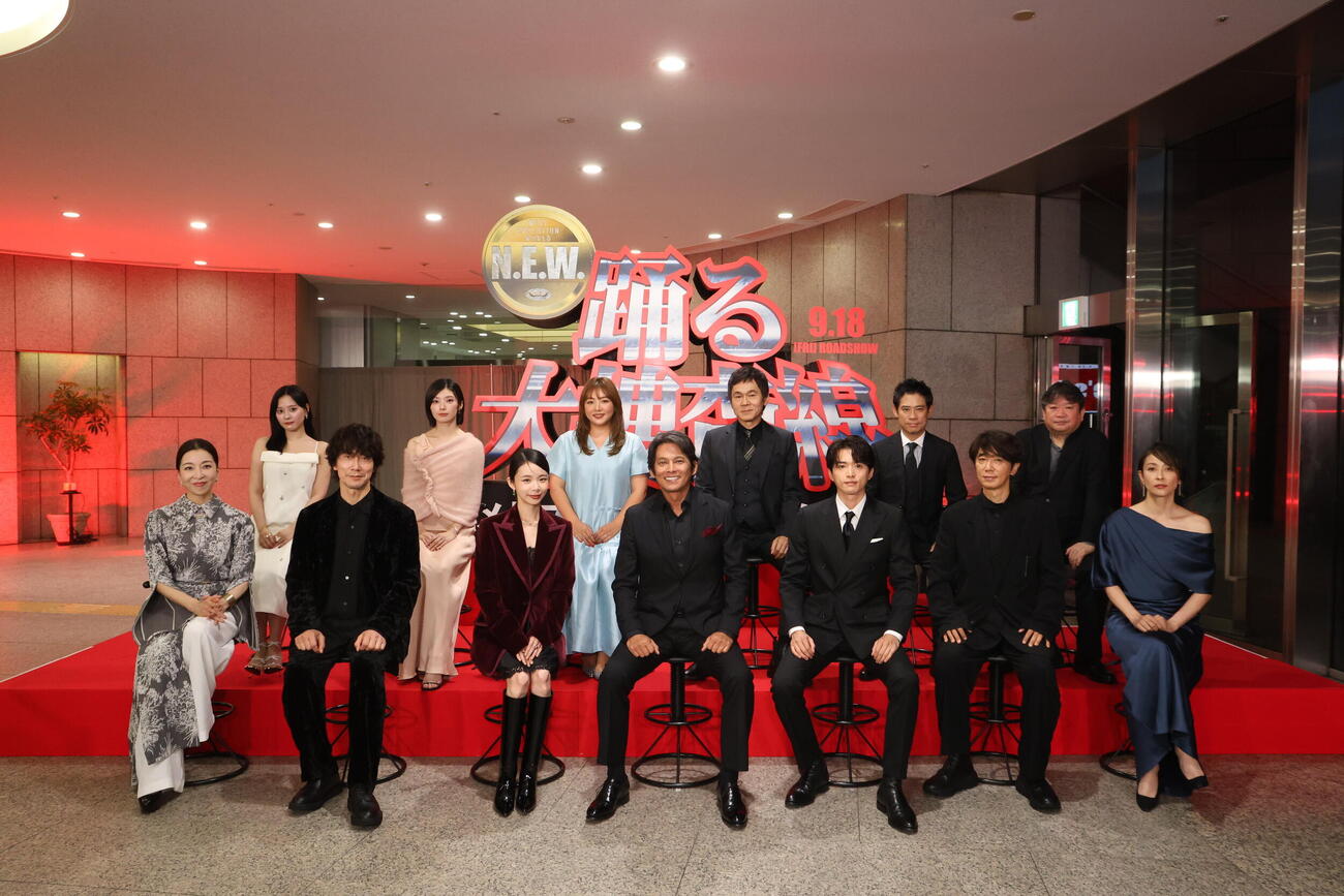 「踊る大捜査線　N.E.W　メトロポリスを駆け抜けろ！」完成報告イベントに参加した、前列左から真矢ミキ、ユースケ・サンタマリア、趣里、織田裕二、白洲迅、ユースケ・サンタマリア、水野美紀、後列左から齊藤なぎさ、藤吉夏鈴、野呂佳代、甲本雅裕、伊藤淳史、本広克行監督（C）2026フジテレビジョン　BSフジ　ビー・エー・シー