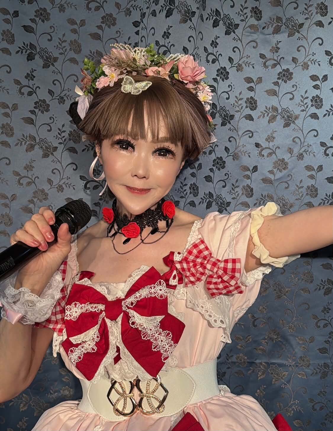 「劇団♡ひとみん」の定期公演で熱唱する恵中瞳
