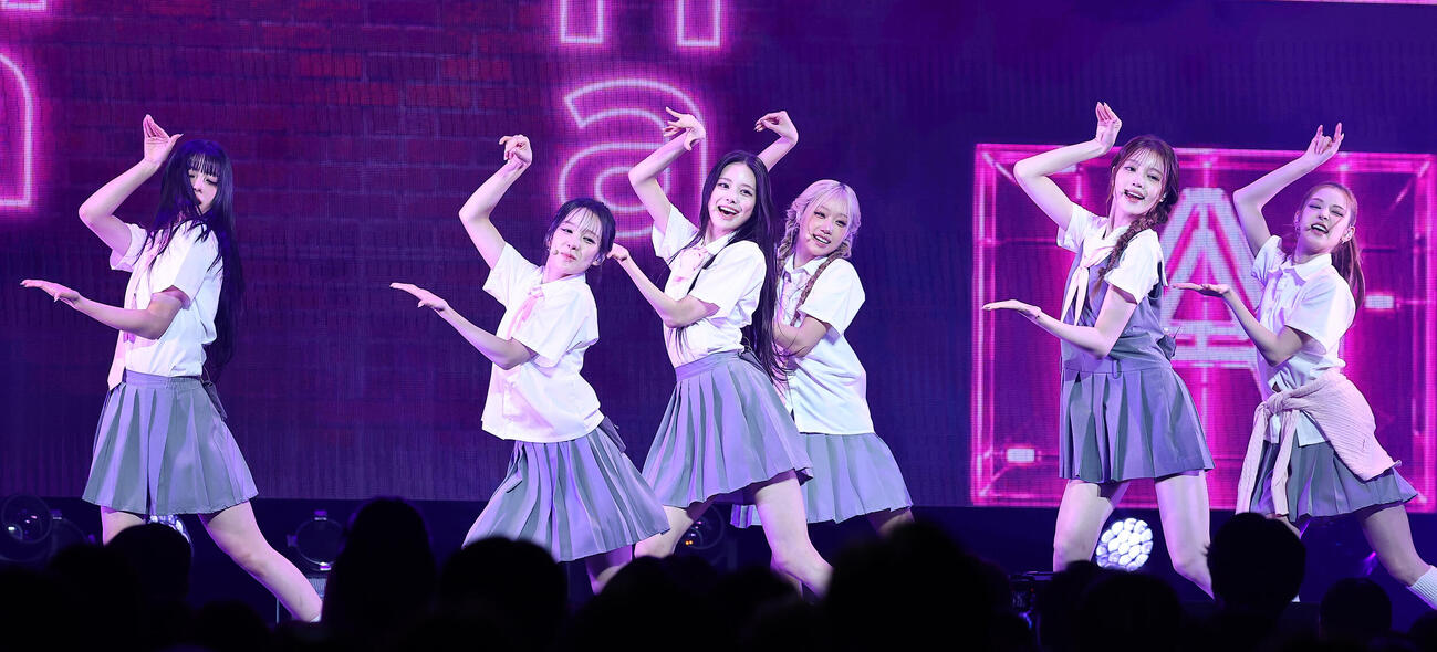 JAPAN 1st MINI ALBUM　「HANDLE WITH CARE」発売記念　JAPAN DEBUIT SHOWCASEを行ったizna（撮影・野上伸悟）