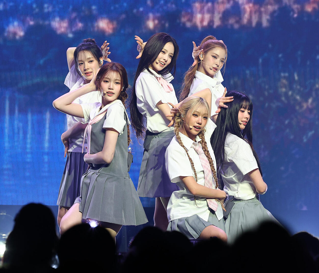 JAPAN 1st MINI ALBUM　「HANDLE WITH CARE」発売記念　JAPAN DEBUIT SHOWCASEを行ったizna（撮影・野上伸悟）