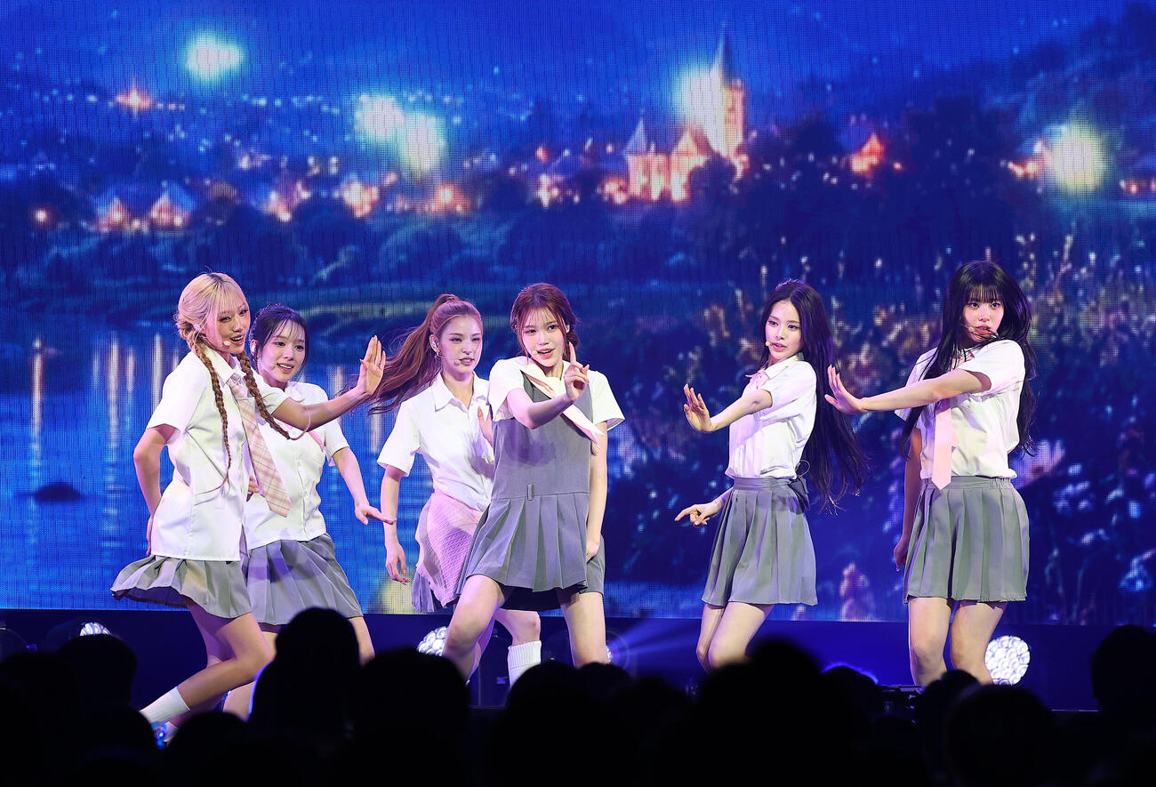 JAPAN 1st MINI ALBUM　「HANDLE WITH CARE」発売記念　JAPAN DEBUIT SHOWCASEを行ったizna（撮影・野上伸悟）