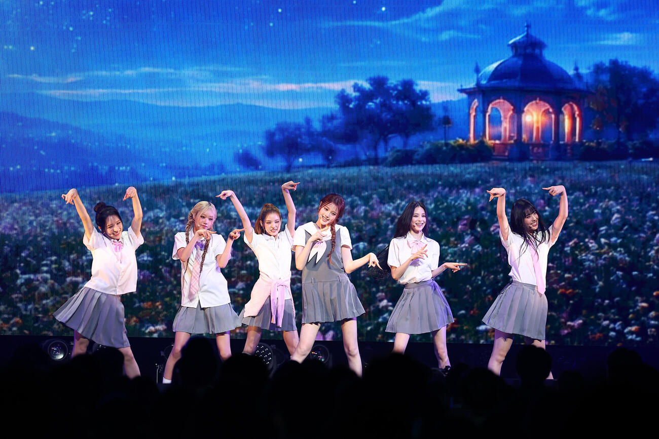 JAPAN 1st MINI ALBUM　「HANDLE WITH CARE」発売記念　JAPAN DEBUIT SHOWCASEを行ったizna（撮影・野上伸悟）