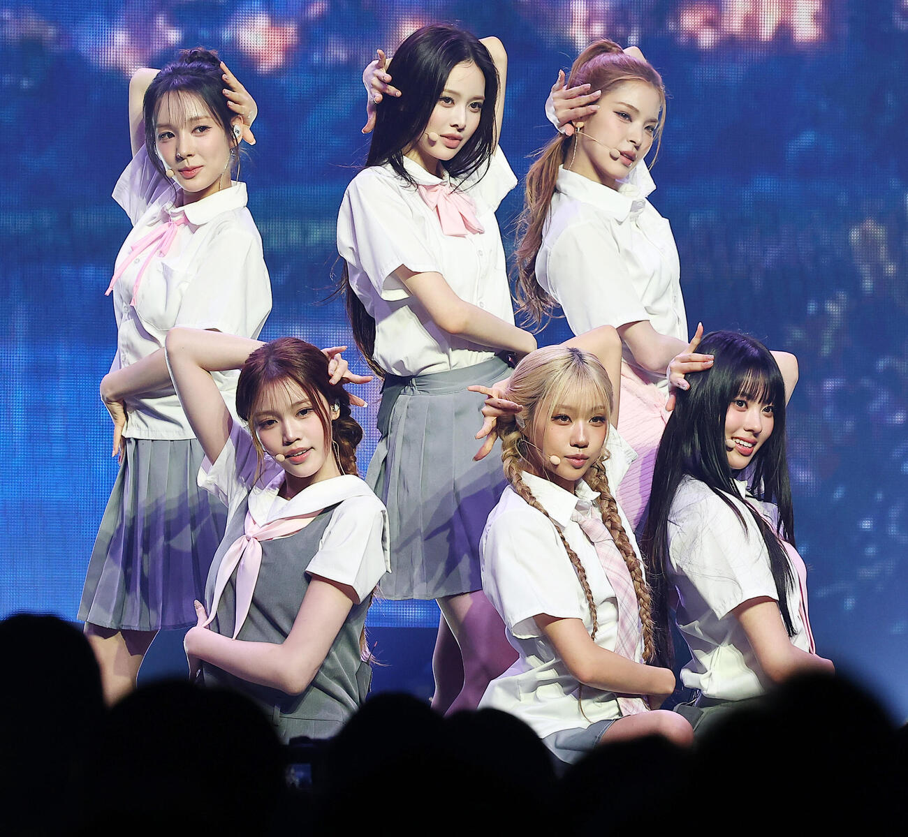 JAPAN 1st MINI ALBUM　「HANDLE WITH CARE」発売記念　JAPAN DEBUIT SHOWCASEを行ったizna（撮影・野上伸悟）