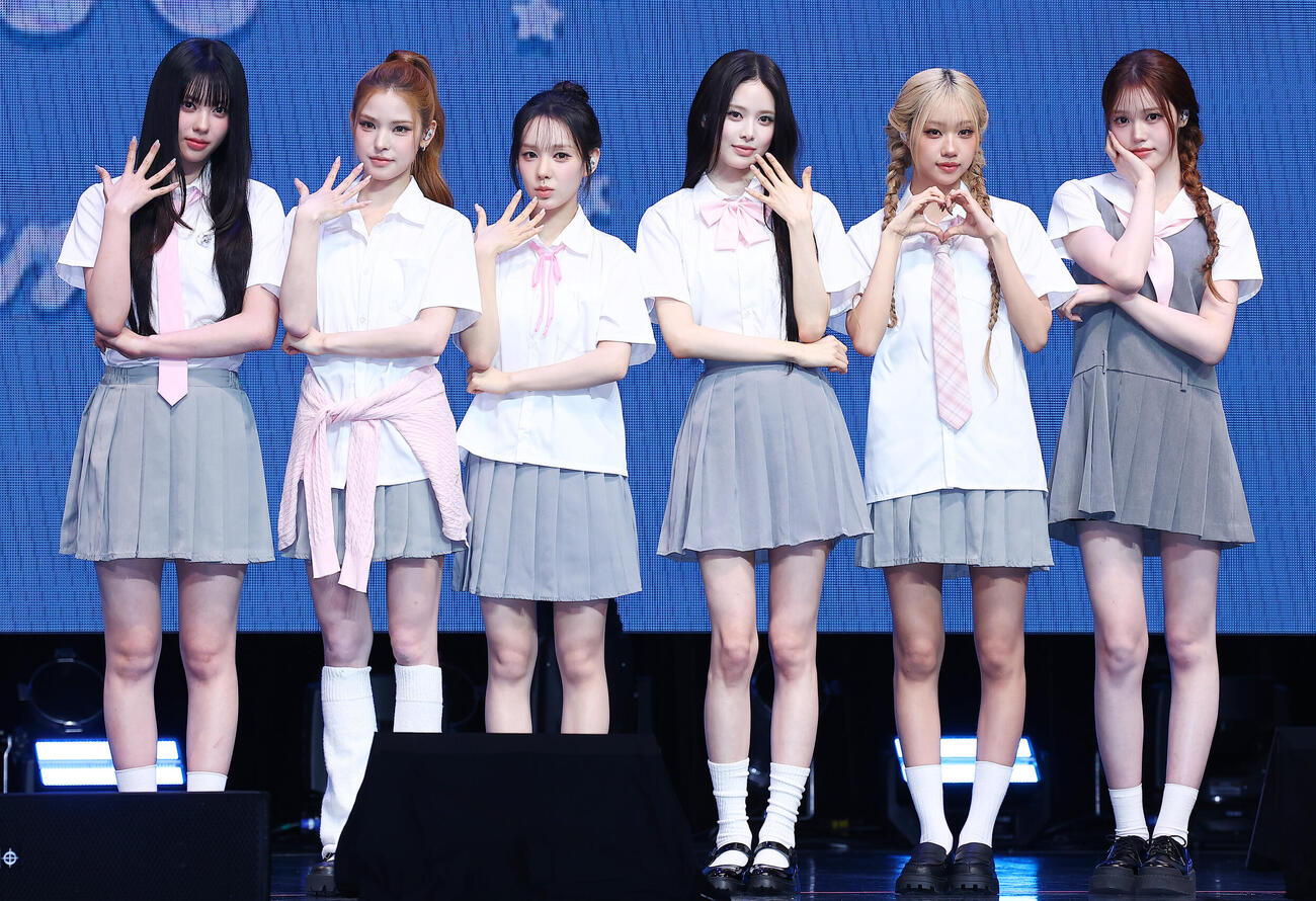 JAPAN 1st MINI ALBUM　「HANDLE WITH CARE」発売記念　JAPAN DEBUIT SHOWCASEを行ったizna。左からKOKO、MAI、RYU SA RANG、BANG JEE MIN、CHOI JUNG EUN、JEONG SAE BI（撮影・野上伸悟）