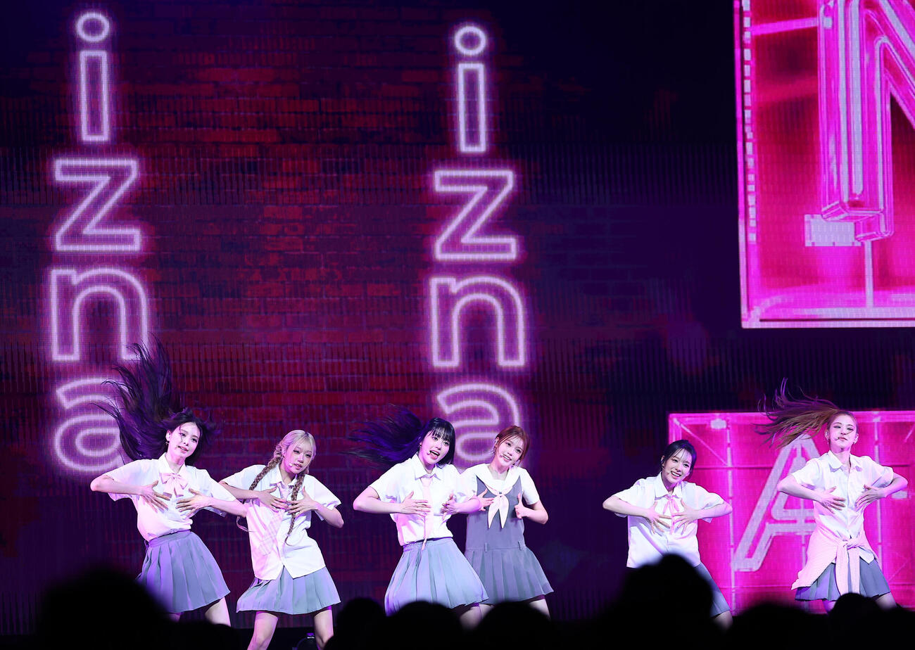 JAPAN 1st MINI ALBUM　「HANDLE WITH CARE」発売記念　JAPAN DEBUIT SHOWCASEを行ったizna（撮影・野上伸悟）