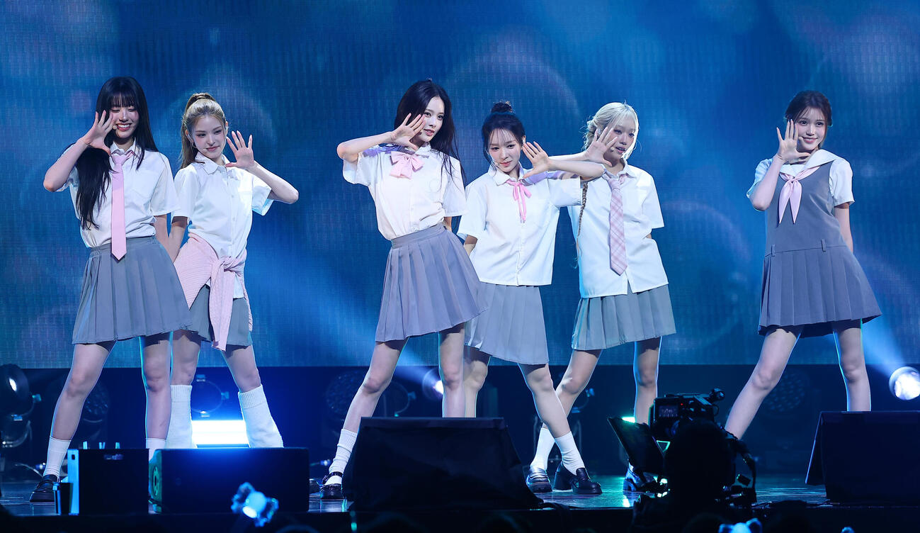 JAPAN 1st MINI ALBUM　「HANDLE WITH CARE」発売記念　JAPAN DEBUIT SHOWCASEを行ったizna（撮影・野上伸悟）