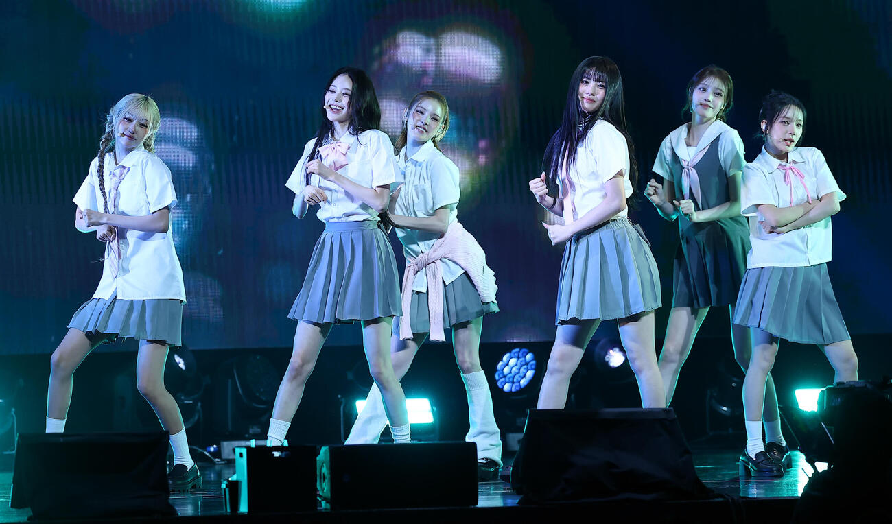 JAPAN 1st MINI ALBUM　「HANDLE WITH CARE」発売記念　JAPAN DEBUIT SHOWCASEを行ったizna（撮影・野上伸悟）