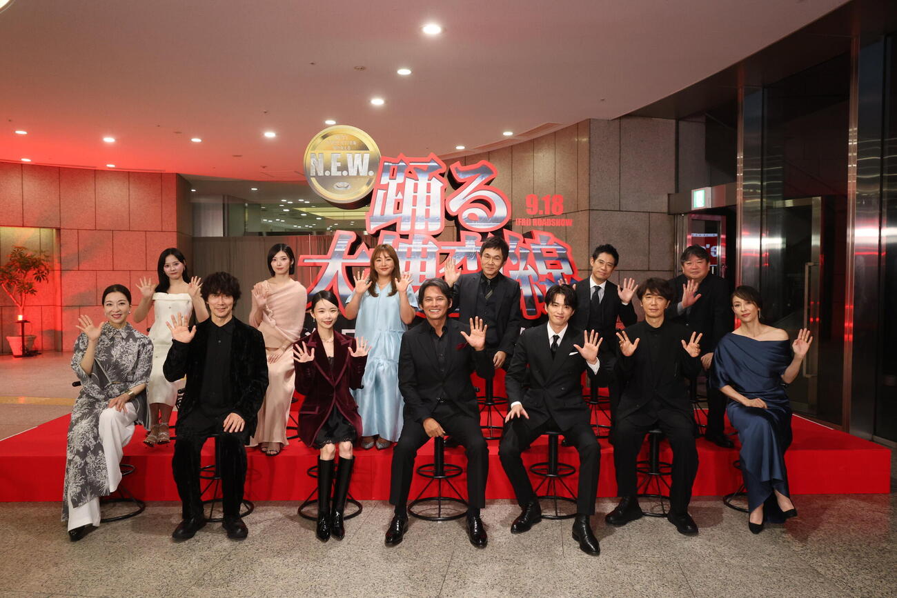 「踊る大捜査線　N.E.W　メトロポリスを駆け抜けろ！」完成報告イベントに参加した、前列左から真矢ミキ、ユースケ・サンタマリア、趣里、織田裕二、）白洲迅、ユースケ・サンタマリア、水野美紀、後列左から齊藤なぎさ、藤吉夏鈴、野呂佳代、甲本雅裕、伊藤淳史、本広克行監督（C）2026フジテレビジョン　BSフジ　ビー・エー・シー
