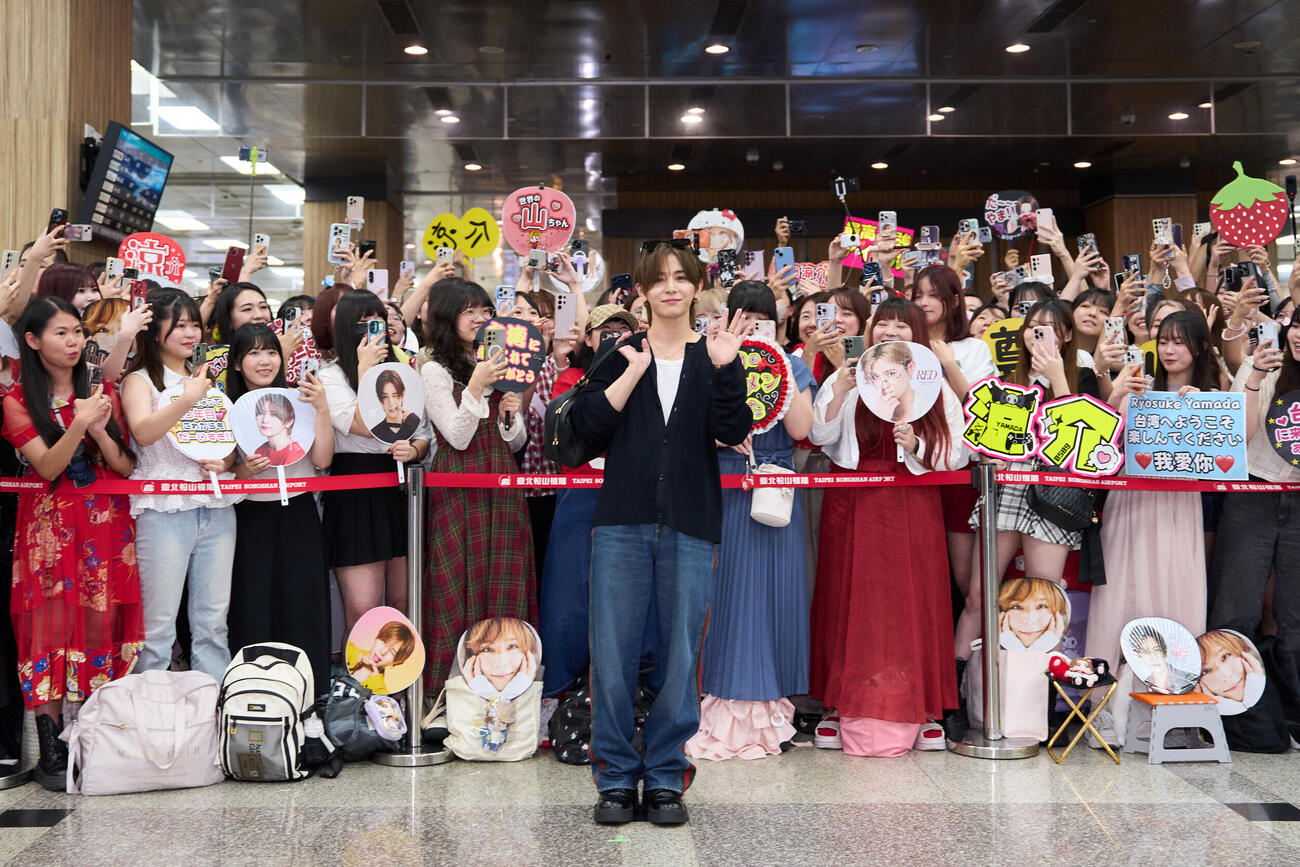 台北松山空港に到着し、ファンの歓迎を受ける山田涼介