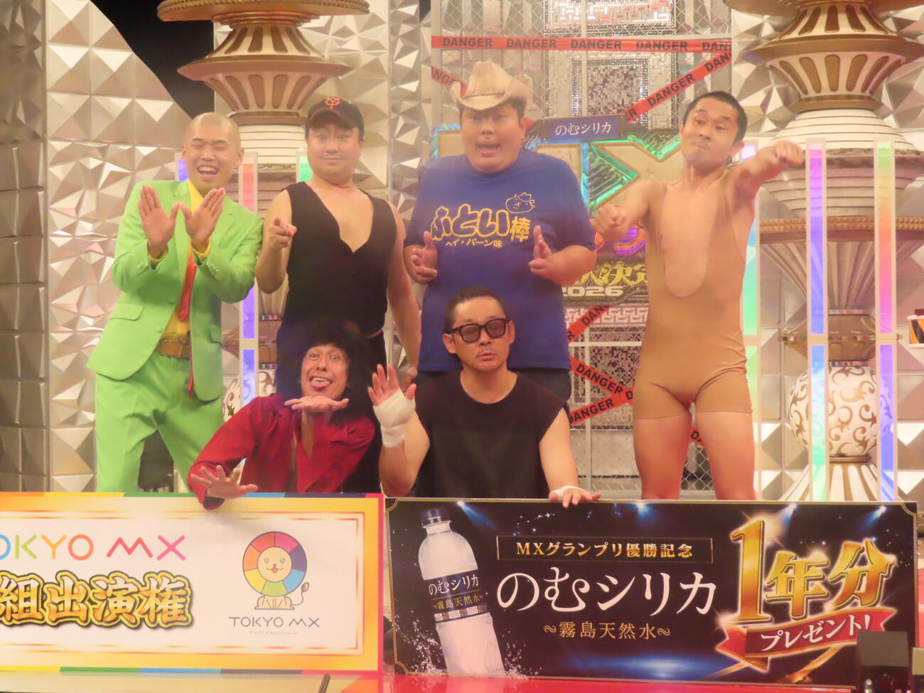 「MXグランプリ2026」に優勝した虹の黄昏の野沢ダイブ禁止（前列左）とかまぼこ体育館（前列右）。後ろは決勝に進出した芸人たち