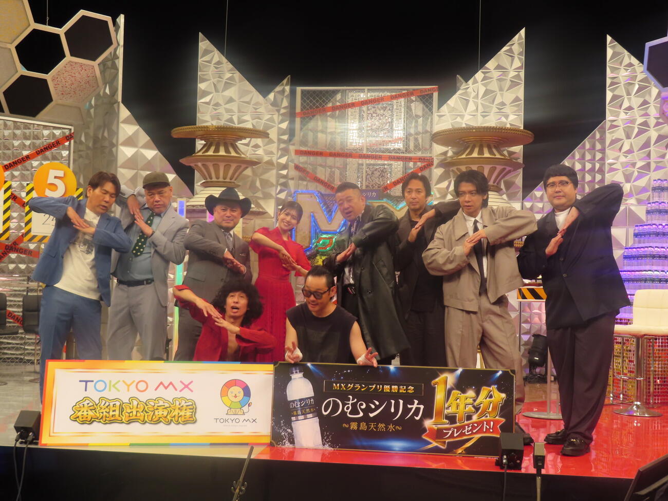 「MXグランプリ2026」に優勝した虹の黄昏の野沢ダイブ禁止（前列左）とかまぼこ体育館（前列右）。後列左からFUJIWARA藤本敏史、野性爆弾くっきー！、ハリウッドザコシショウ、松田好花、ケンドーコバヤシ、チュートリアル徳井義実、マヂカルラブリー野田クリスタルと村上