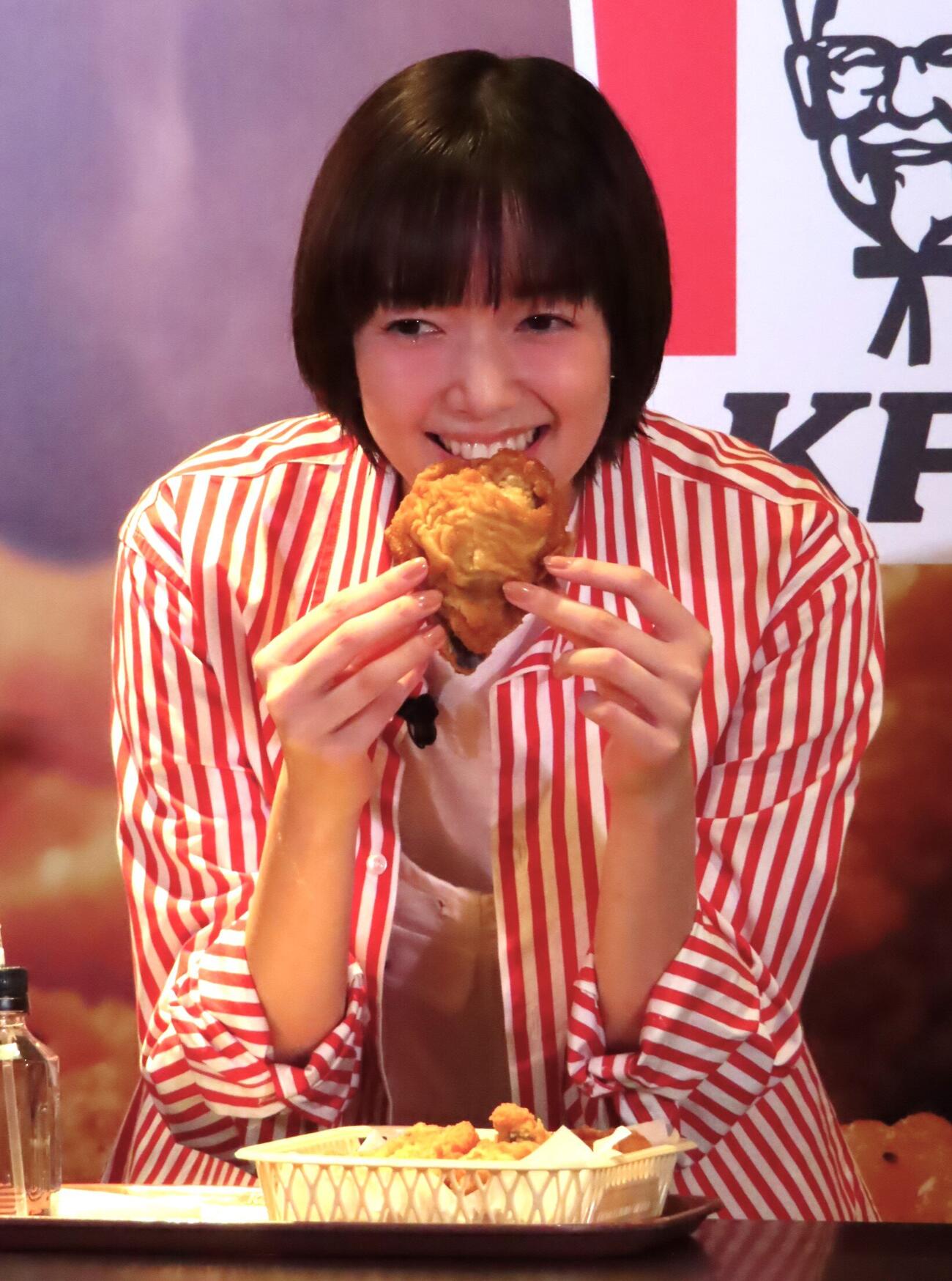 オリジナルチキンを実食する佐藤栞里